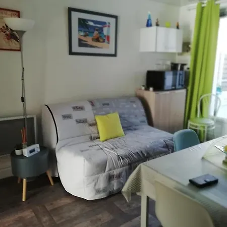 A 50m De La Et 800m De La Gare Loue Un Rdc Avec Cour Dans Petite Copropriete Opropriete Apartment Pornichet