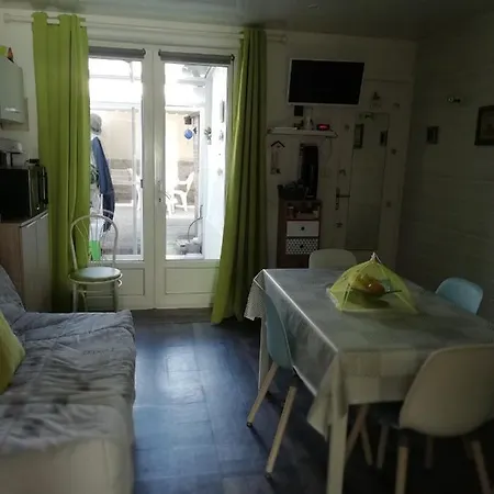 A 50m De La Et 800m De La Gare Loue Un Rdc Avec Cour Dans Petite Copropriete Opropriete Apartment *